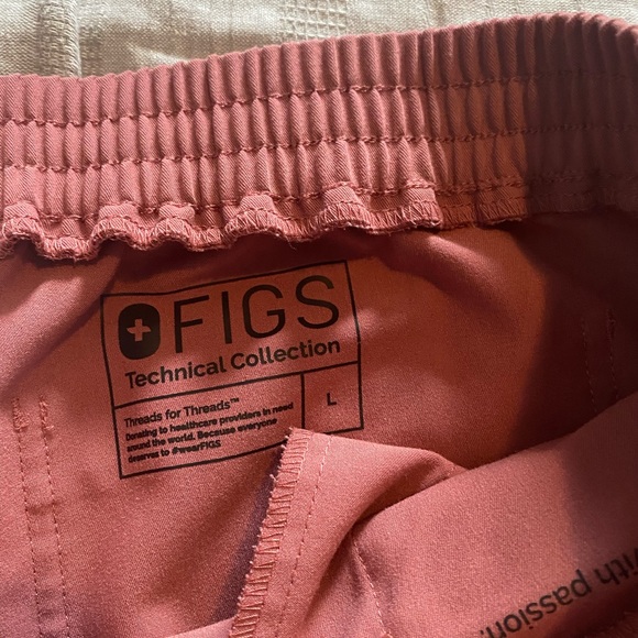 SOLD FIGS Mauve Scrub Set L/XL* - Picture 4 of 4